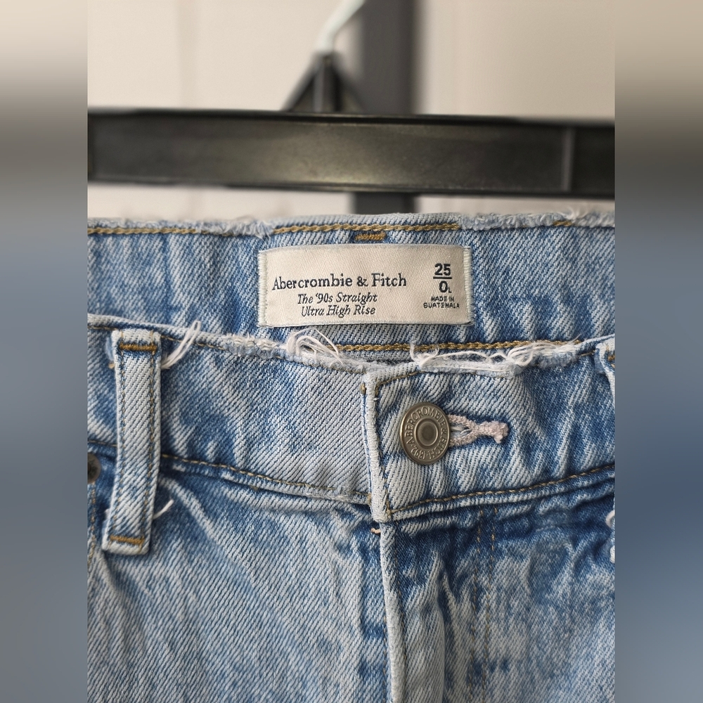 Abercrombie & Fitch ’90s Straight Ultra High Rise Jeans Size 25 / 0L Light Wash - Picture 3 of 3
